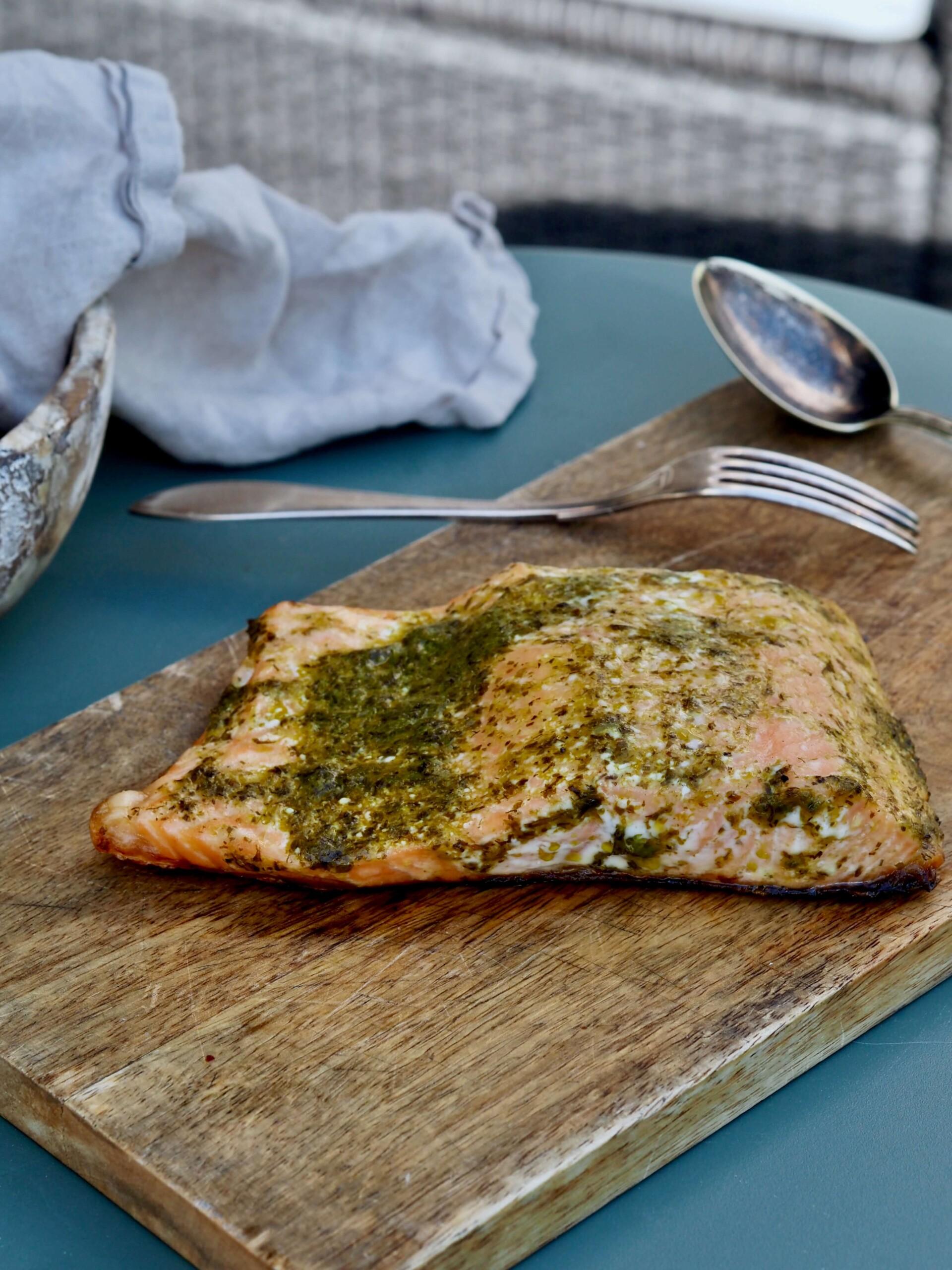 Grillattu lohi yrttikastikkeella