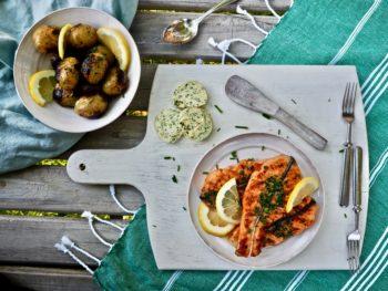 Grillatut lohimedaljongit ja yrttivoi