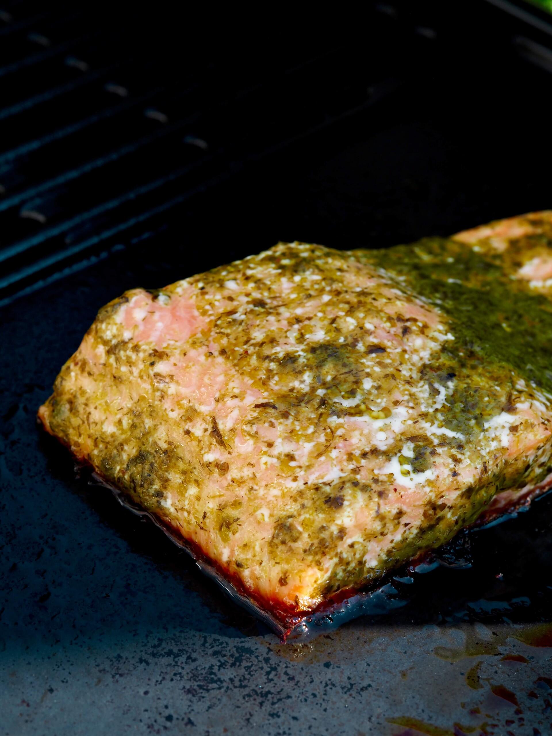Grillattu lohi yrttikastikkeella