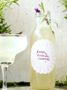 Sitruuna-laventelilimonadi