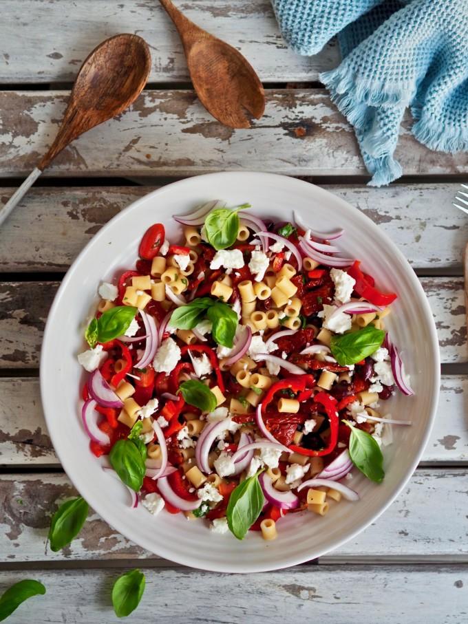 Välimeren pastasalaatti — Peggyn pieni punainen keittio